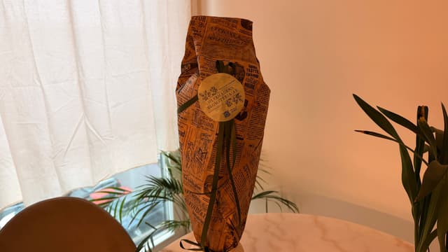 Inslagen bukett från Florister i Sverige på bordet