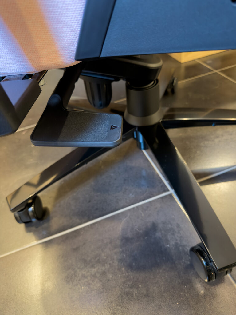 Spak under secretlab evo titan gamingstol