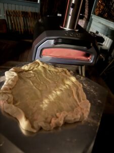 Pizza bredvid pizzaugnen