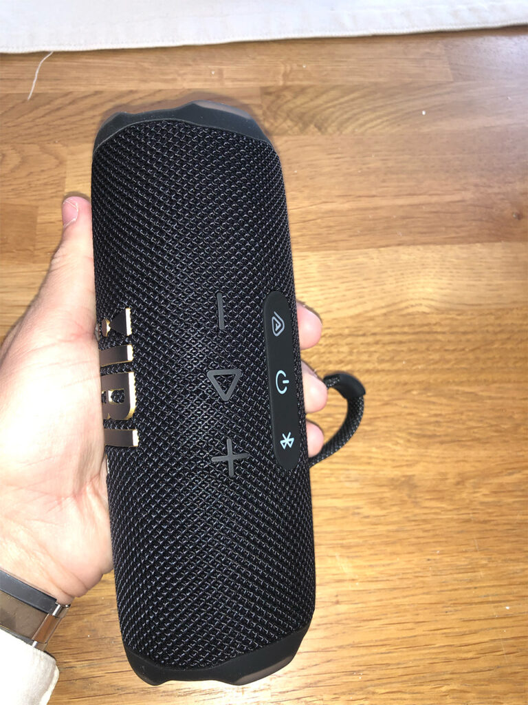 Bild på JBL Flip 7 i Handen