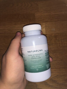 Naturecan omega 3 burk handhållen