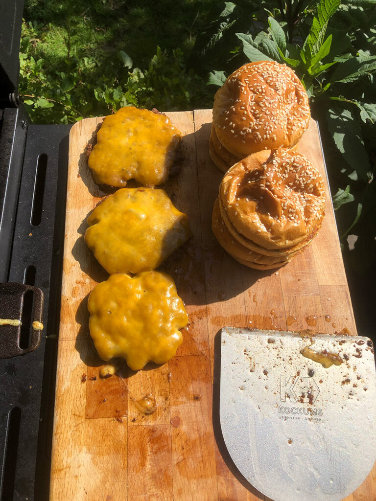 Färdiga burgare med bröd