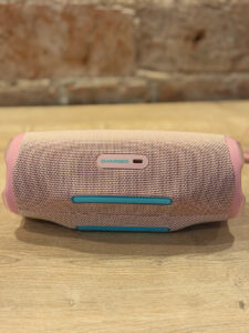 Undersidan av JBL Charge 6 bluetooth högtalare