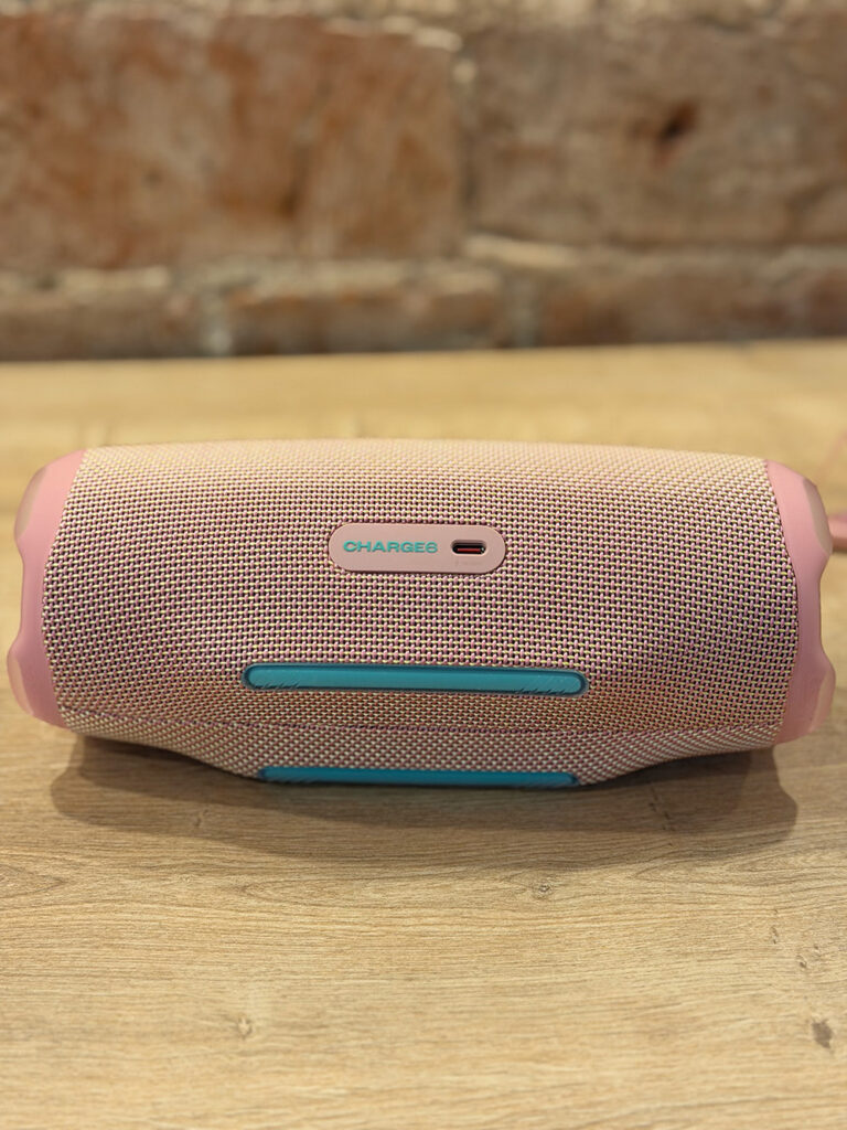 Undersidan av JBL Charge 6 bluetooth högtalare