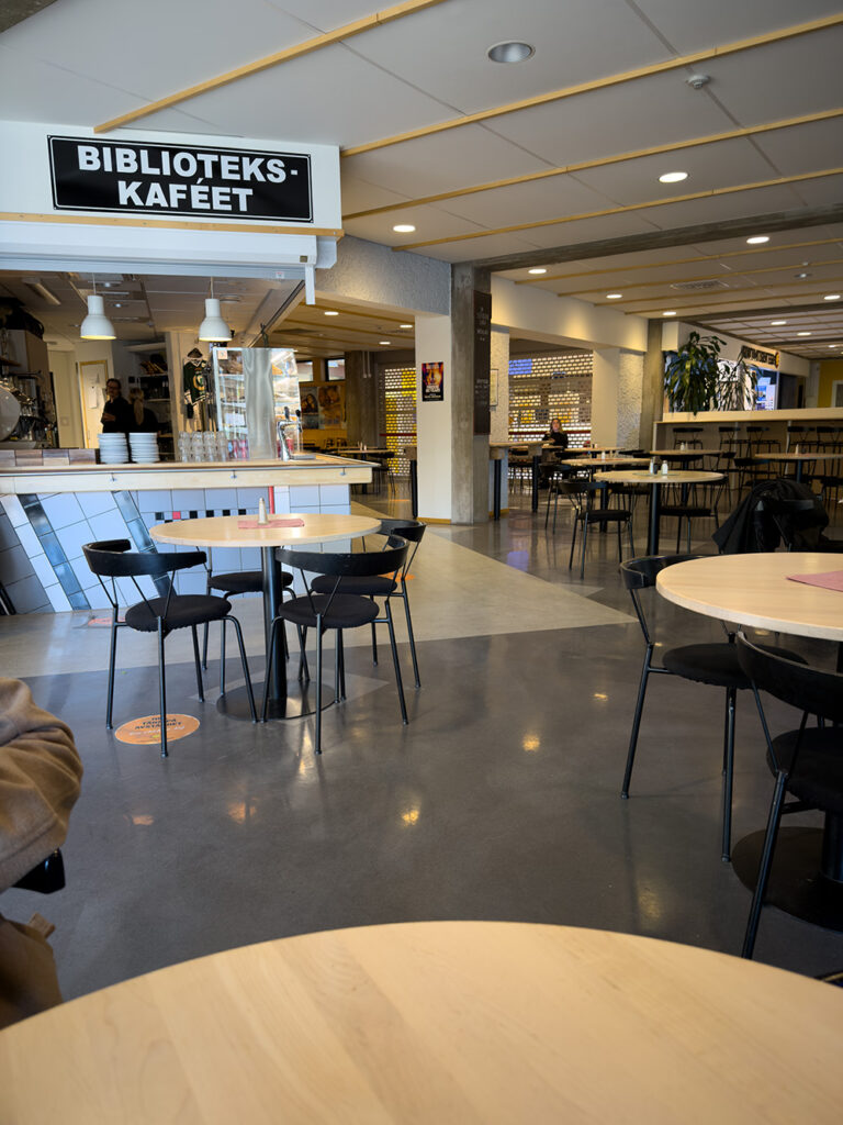 Biblioteks caféet inuti