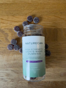 Burk och gummies bredvid varandra