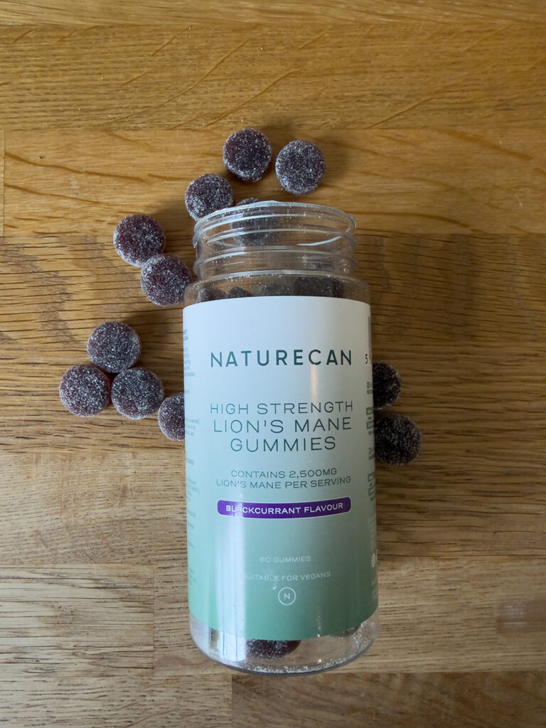 Burk och gummies bredvid varandra