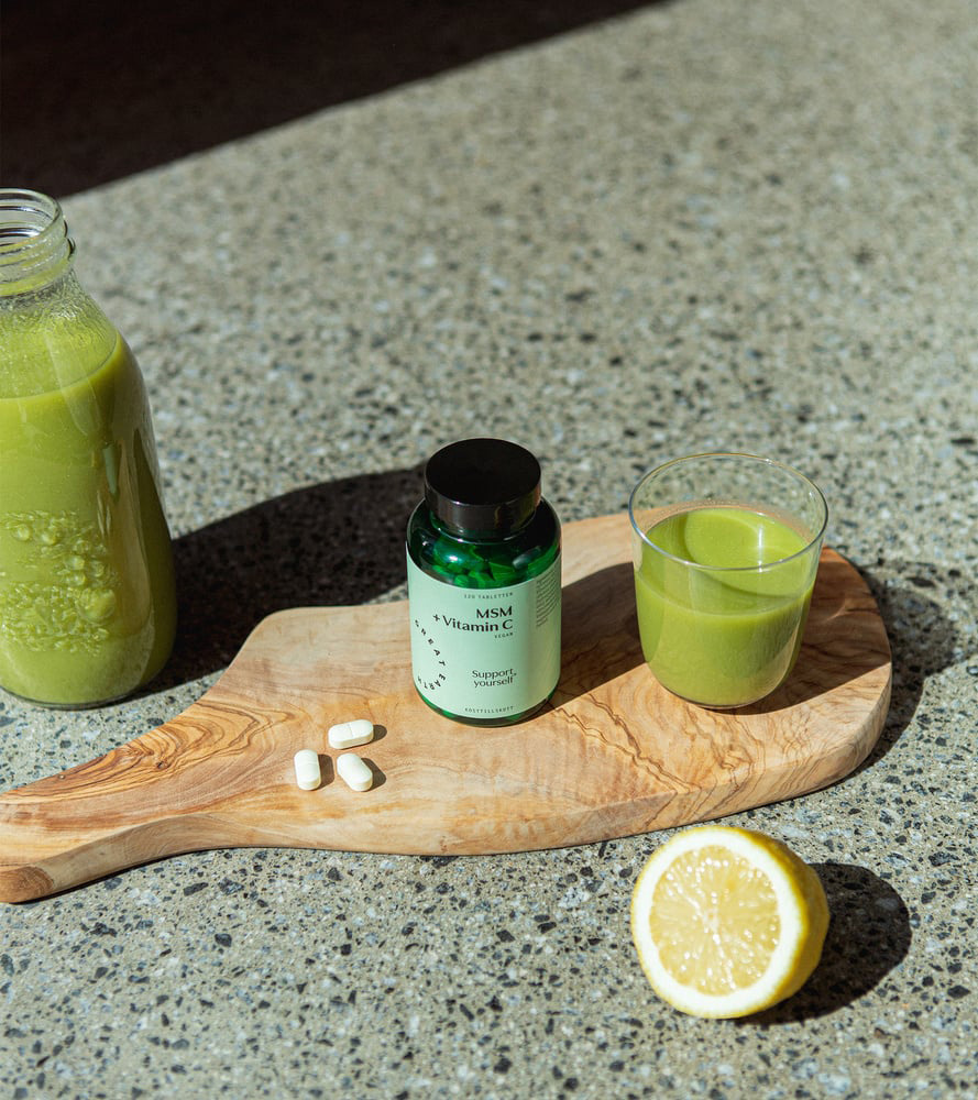 Great Earth MSM kapslar + burk på en skärbräda
