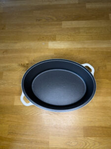 Insida av Kockums jernverks gjutjärnsgryta 3L