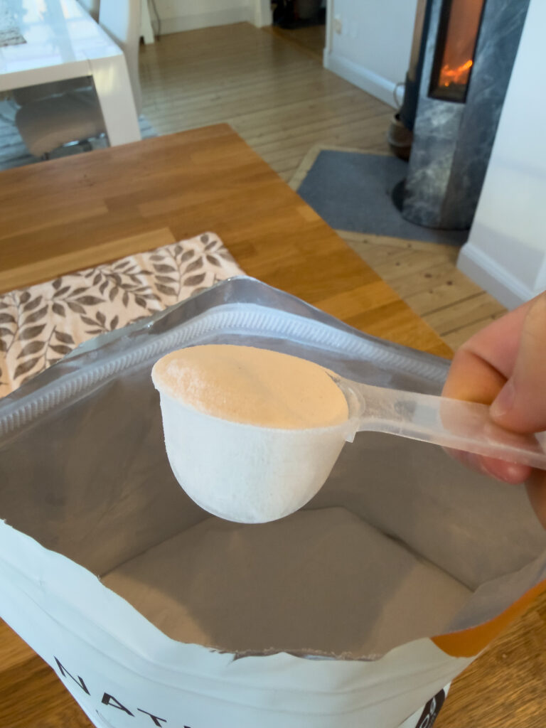 Skopa ovanför proteinpulver påse av Naturecan