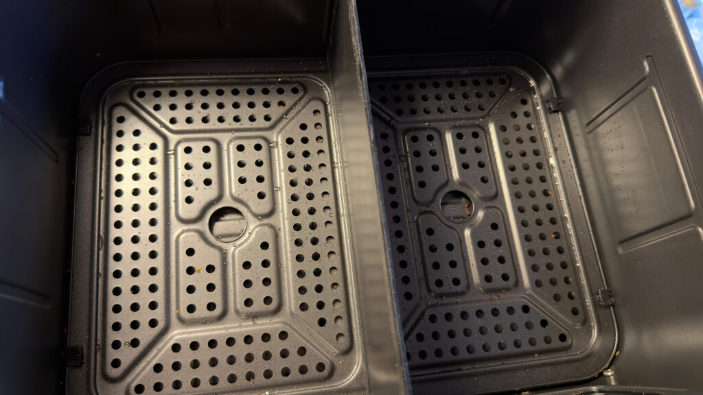 Inuti Aiviq airfryer 10L med uppdelare