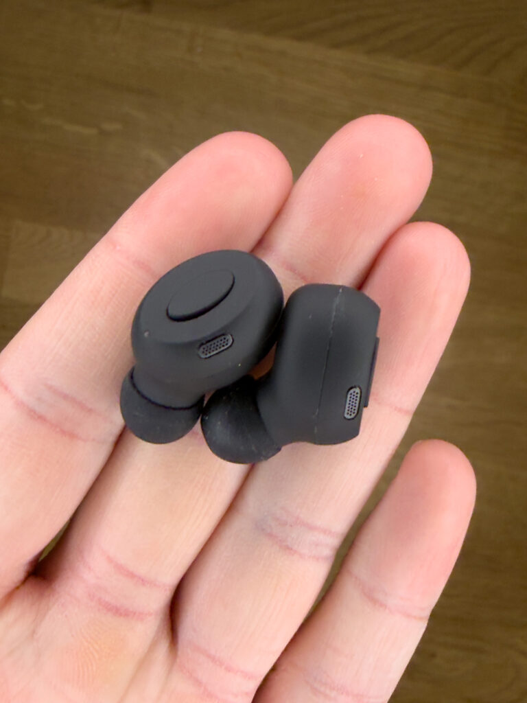 SUPRA NERO-TX2 hörlurar i handen