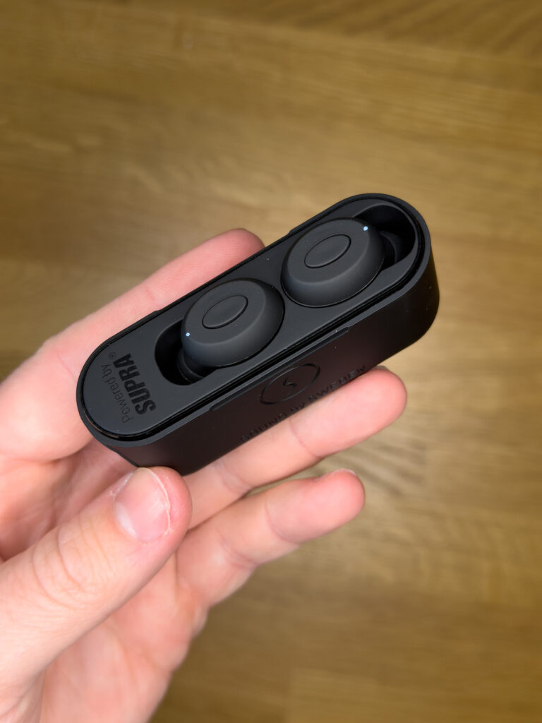 SUPRA NERO-TX2 hörlurar inuti laddfodral