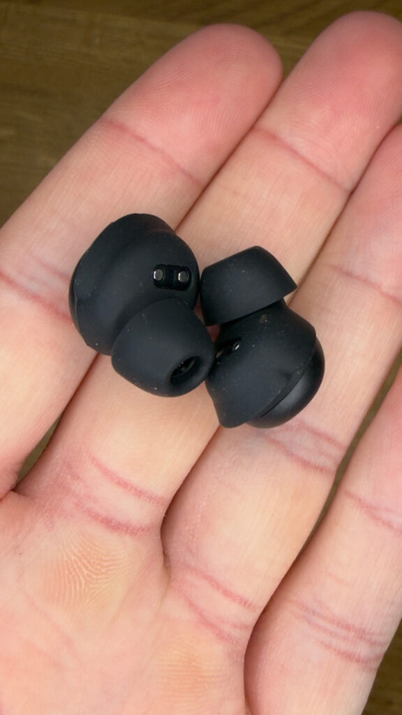 SUPRA ZERO-TX2 Mini hörlurar i handen