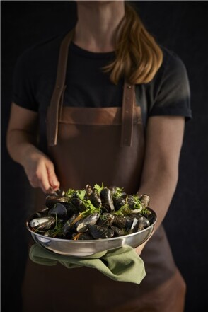 Scanpan Fusion 5 som hålls av person