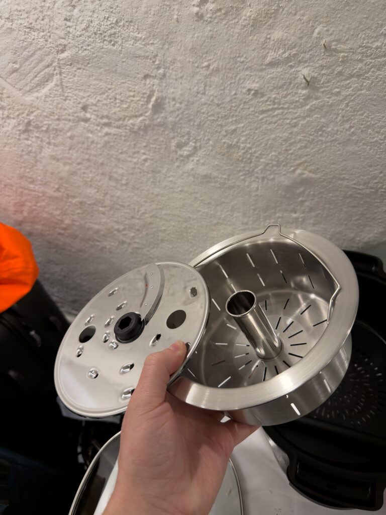 Skärblad + uppfångare i handen